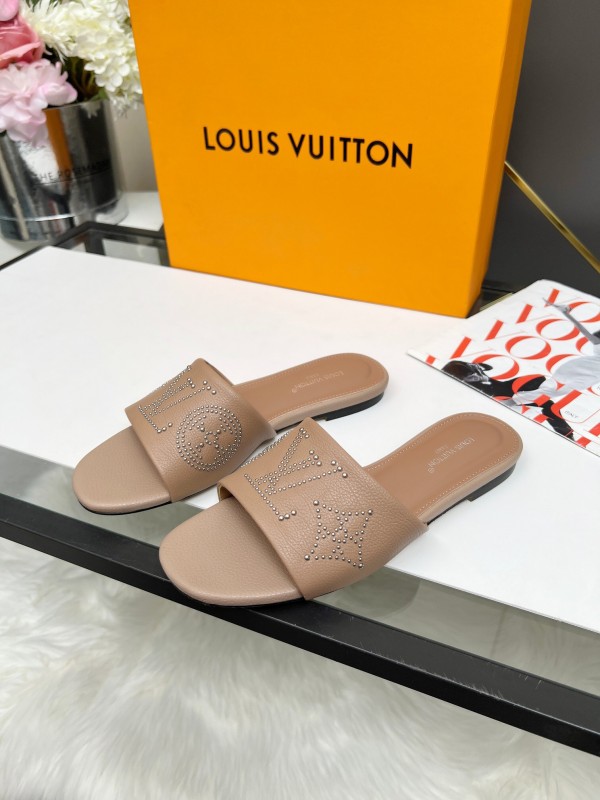 2025 Slippers Louis Vuitton Beige Leather Studded LY00200