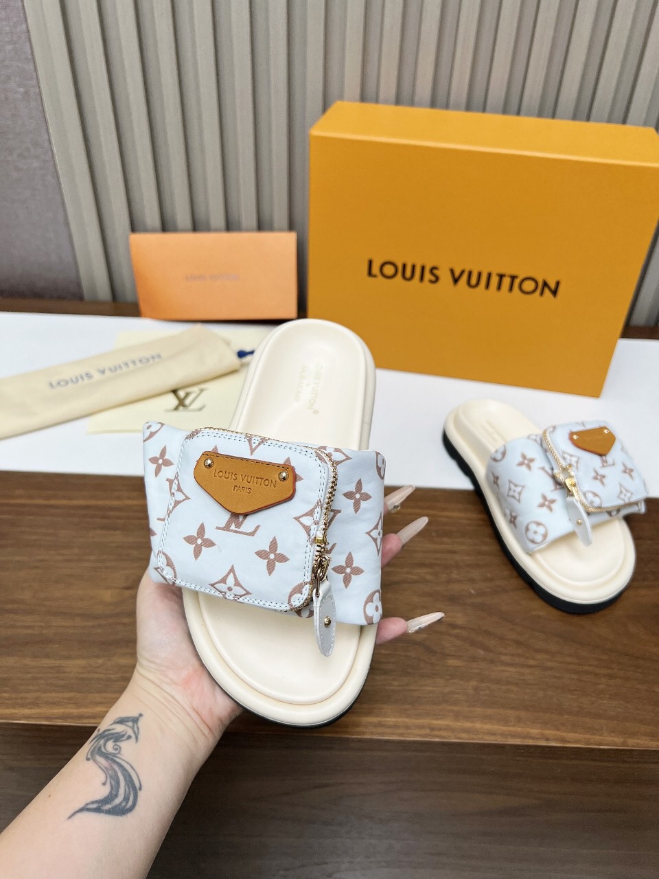 2025 Women Louis Vuitton White Brown Canvas Slippers KFY00230
