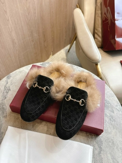 Gucci Fur Mule with Double G Pattern and Horsebit Detail - LY00340